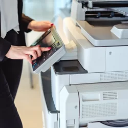 MUJER-CON-FOTOCOPIADORA--1024x683